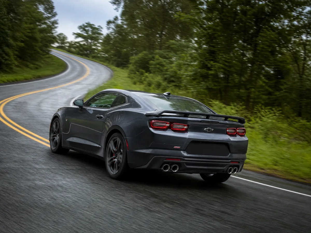 Sixth-generation Chevrolet Camaro SS driving through a wet uphill bend - Chevrolet Camaro