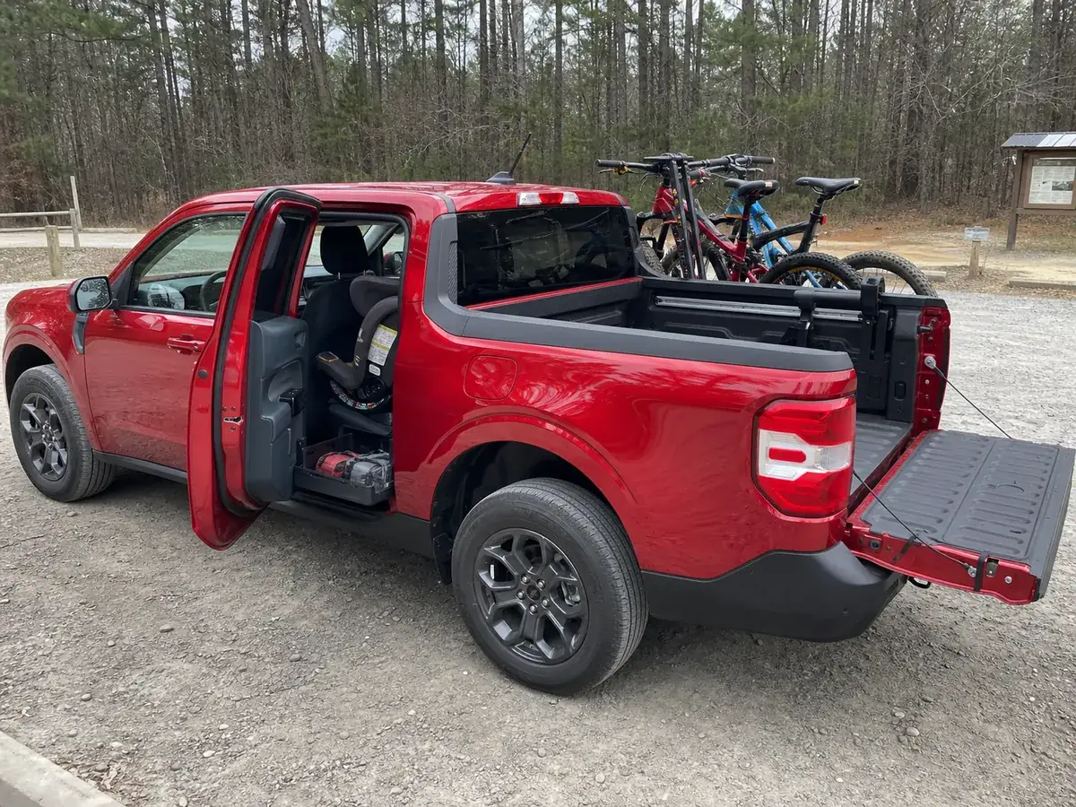 Ford Maverick rear cabin and short bed arranged for passengers and weekend equipment - Ford Maverick