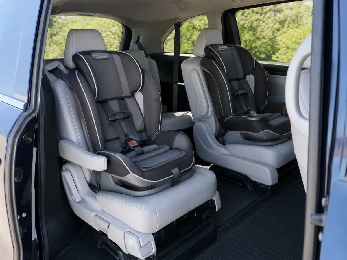 Honda Odyssey second row with Magic Slide seats, child restraints, and a clear third-row aisle - Honda Odyssey