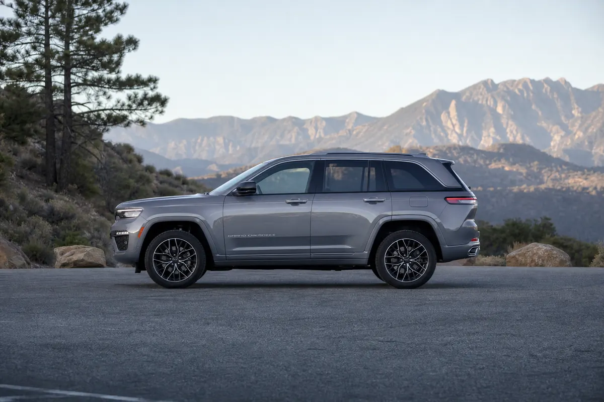 Jeep Grand Cherokee viewed from the side for a corner-height and wheel-gap check