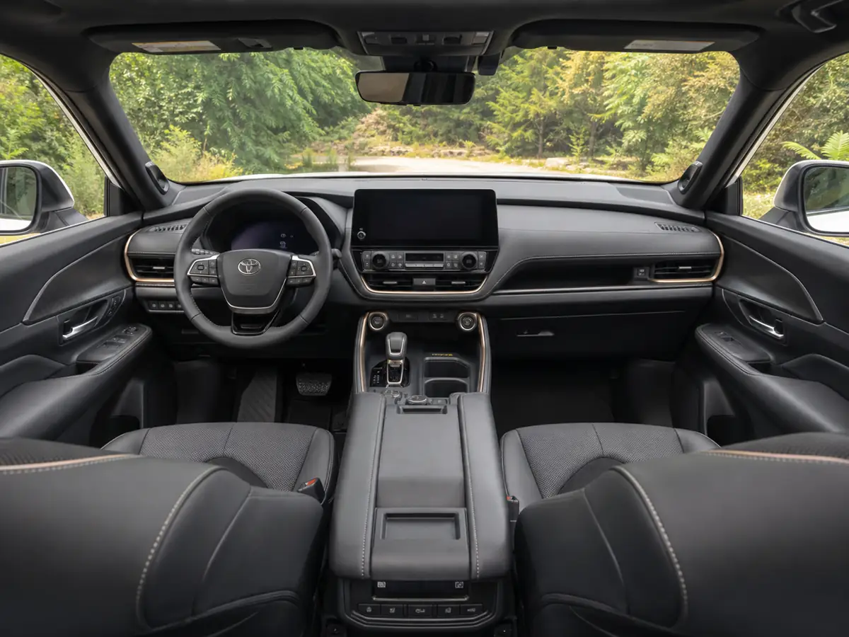 Front cabin and dashboard layout in the 2026 Toyota Grand Highlander - Toyota Grand Highlander