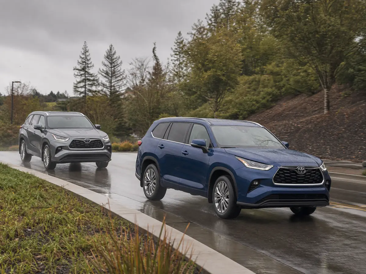 Gas and hybrid Toyota Highlander models on a mixed family road test - Toyota Highlander