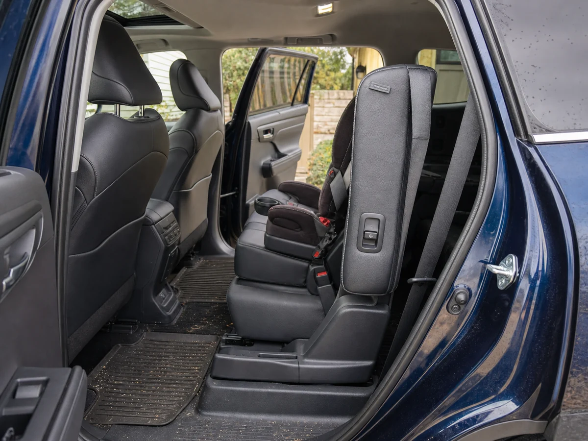 Toyota Highlander second-row seatback and child-seat area checked before purchase - Toyota Highlander
