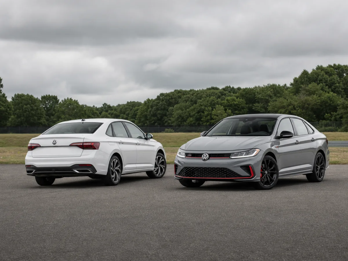 Regular Volkswagen Jetta and Jetta GLI compared on the same road - Volkswagen Jetta